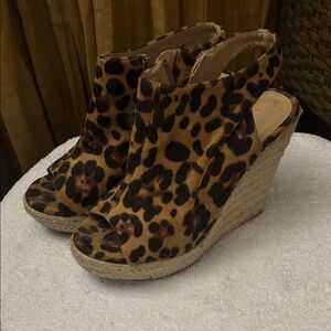 Chic Leopard Print Wedge Sandals